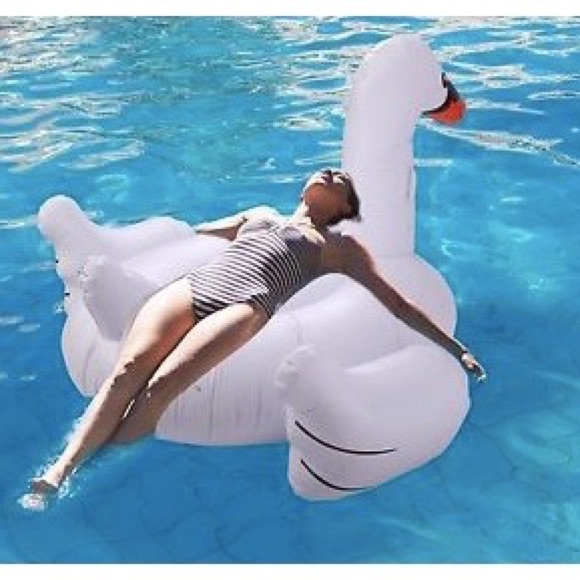 Luxe Giant White Ride On Swan Inflatable Float - Picture 6 of 8